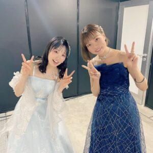 Nao Toyama Instagram - 📅１月の思い出📅

その①

グランブルーファンタジーのイベント２日間、司会進行させていただきました！

ライブパートではこんなに素敵なドレスを……！！！
ひえええ！😭😭

これを着ることによって緊張が加速しそう（笑）　
でもとっても嬉しかったです✨

ピアノ伴奏のみでのバラード歌唱もあり滅多にない経験をさせていただきました！

グラブルはほんと音楽もいいのですよ…………。

バタバタでしたが、加藤英美里さんと米澤円さんとお写真撮れた……(〃´ω`〃)💕

「このエメラルドグリーンは英美里さんのためにありますねッッ(　ﾟﾛﾟ)！！！」
とご本人に熱弁するほど似合ってらっしゃいましたし、

米澤さんのドレスもネイビーでシックながらも、照明にあたるとキッラキラでほんと輝いていらっしゃいました……✨

ベテラン騎空士さんはもちろんのこと、新しい騎空士さんも一緒に、
これからも楽しくグラブッていけますようにっ！
