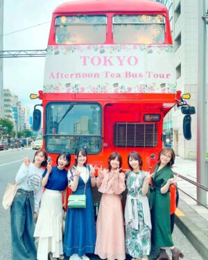 Nao Toyama Instagram - Rhodanthe*と一緒に🌸

ロンドンバスで🚌

アフタヌーンティーをしてきました☕🍪✨

人生初のアフタヌーンティー！

大好きなメンバーとすることができて幸せでした……！

どこを見渡してもおしゃれで、
スコーンもお菓子も美味しくて幸せでした！

まだ発車する前からぽんぽんおしゃべりが弾んで、

「バス動いてなくても楽しいね～（笑）」

って誰かが言ったとき、本当にそうだなって思ったし、
このメンバーとならどこにいても楽しいし、そう思える友達に会えて幸せだなって心から感じました！

もちろんバスが発車したら楽しさももっと大きくなりました😌

次に遊ぶ約束もできたし！
楽しみが増えました～🌱

左から

#諏訪彩花
#東山奈央
#西明日香
#田中真奈美
#種田梨沙
#内山夕実
#Rhodanthe
#ローダンセ