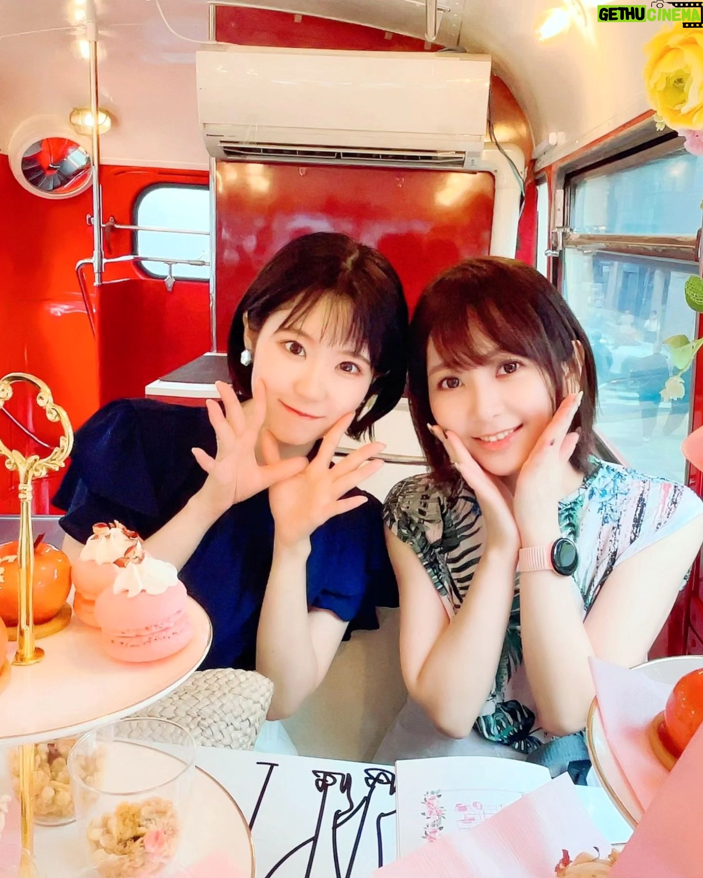 Nao Toyama - 16.4K Likes - Rhodanthe*と一緒に🌸
ロンドンバスで🚌
アフタヌーンティーをしてきました☕🍪✨
人生初のアフタヌーンティー!
大好きなメンバーとすることができて幸せでした……!
どこを見渡してもおしゃれで、
スコーンもお菓子も美味しくて幸せでした!
まだ発車する前からぽんぽんおしゃべりが弾んで、
「バス動いてなくても楽しいね~(笑)」
って誰かが言ったとき、本当にそうだなって思ったし、
このメンバーとならどこにいても楽しいし、そう思える友達に会えて幸せだなって心から感じました!
もちろんバスが発車したら楽しさももっと大きくなりました😌
次に遊ぶ約束もできたし!
楽しみが増えました~🌱
左から
#諏訪彩花
#東山奈央
#西明日香
#田中真奈美
#種田梨沙
#内山夕実
#Rhodanthe
#ローダンセ