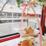 Nao Toyama Instagram - Rhodanthe*と一緒に🌸 ロンドンバスで🚌 アフタヌーンティーをしてきました☕🍪✨ 人生初のアフタヌーンティー！ 大好きなメンバーとすることができて幸せでした……！ どこを見渡してもおしゃれで、 スコーンもお菓子も美味しくて幸せでした！ まだ発車する前からぽんぽんおしゃべりが弾んで、 「バス動いてなくても楽しいね～（笑）」 って誰かが言ったとき、本当にそうだなって思ったし、 このメンバーとならどこにいても楽しいし、そう思える友達に会えて幸せだなって心から感じました！ もちろんバスが発車したら楽しさももっと大きくなりました😌 次に遊ぶ約束もできたし！ 楽しみが増えました～🌱 左から #諏訪彩花 #東山奈央 #西明日香 #田中真奈美 #種田梨沙 #内山夕実 #Rhodanthe #ローダンセ