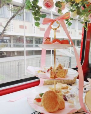 Nao Toyama Instagram - Rhodanthe*と一緒に🌸

ロンドンバスで🚌

アフタヌーンティーをしてきました☕🍪✨

人生初のアフタヌーンティー！

大好きなメンバーとすることができて幸せでした……！

どこを見渡してもおしゃれで、
スコーンもお菓子も美味しくて幸せでした！

まだ発車する前からぽんぽんおしゃべりが弾んで、

「バス動いてなくても楽しいね～（笑）」

って誰かが言ったとき、本当にそうだなって思ったし、
このメンバーとならどこにいても楽しいし、そう思える友達に会えて幸せだなって心から感じました！

もちろんバスが発車したら楽しさももっと大きくなりました😌

次に遊ぶ約束もできたし！
楽しみが増えました～🌱

左から

#諏訪彩花
#東山奈央
#西明日香
#田中真奈美
#種田梨沙
#内山夕実
#Rhodanthe
#ローダンセ