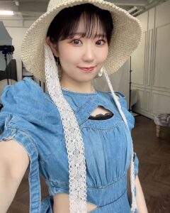 Nao Toyama Instagram - あれれ？ 夏終わっちゃう……？？ 今のうちに夏っぽい写真……！📷️ （声優グランプリさん９月号のときのオフショットです🌺） 今年はほんとに暑かったので、 名残惜しい気持ちと、ちょっとだけホッとする気持ち……！ 最近、夜は少し涼しくて過ごしやすくなってきましたよね！ 季節の変わり目、体調には気をつけてね🍀