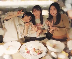 Nao Toyama Instagram - アネキューレ会のとき、

誕生日をお祝いしてもらいました！

ほんとにほんとに、

ありがとう…………！！！

きゃわわなデザートプレートでした🍰✨✨

話が止まらなくて、
このあともう一件いっちゃう私たちでした😌
大好きなふたりです。

ワルキューレとしても、

５人で結束を高めて最高のファイナルライブにしていきます！！

どうか忘れられないライブになりますように……！
みんなと一緒に全力で駆け抜けていきます！！！