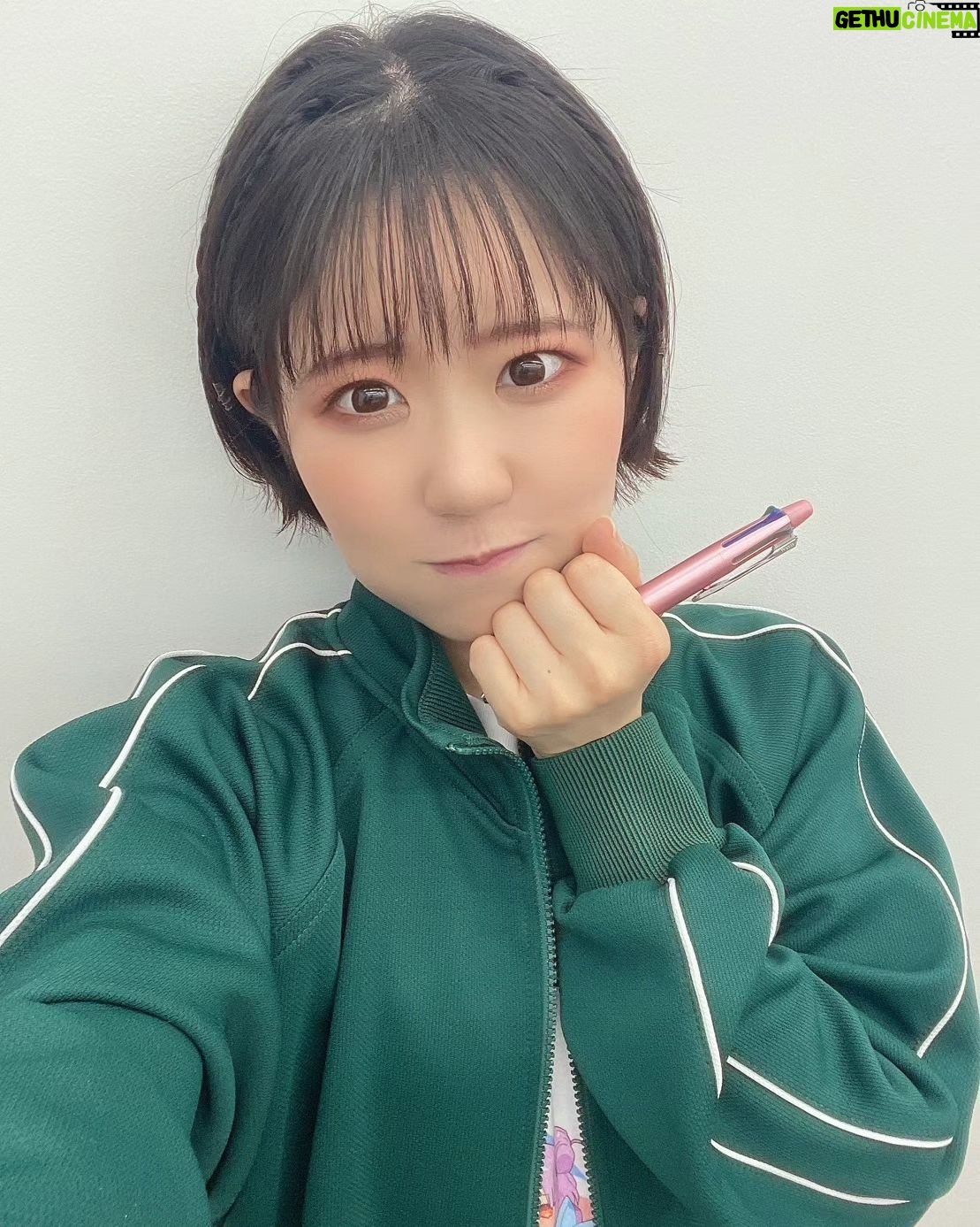 Nao Toyama Instagram - こんばんは~! 金夜いかがお過ごしですか~? すっかり毎日寒いですね❄️ (ジャージでペン持ったら学校っぽさがすごい!笑) 今夜20:00から! 公式Xでリスニングパーティーをやります😉 おうちからせーの!で再生して音楽を楽しむ企画です! サブスクでプレイリスト組んだのでチェックしてみてください! 公式Xで私もいろいろ呟きますっ💬 あなたのお気にいりの曲が見つかるといいなあ! お時間合う方はまたのちほどです🎶