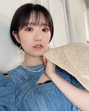 Nao Toyama Instagram - あれれ？

夏終わっちゃう……？？

今のうちに夏っぽい写真……！📷️

（声優グランプリさん９月号のときのオフショットです🌺）

今年はほんとに暑かったので、

名残惜しい気持ちと、ちょっとだけホッとする気持ち……！

最近、夜は少し涼しくて過ごしやすくなってきましたよね！

季節の変わり目、体調には気をつけてね🍀