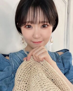 Nao Toyama Instagram - あれれ？

夏終わっちゃう……？？

今のうちに夏っぽい写真……！📷️

（声優グランプリさん９月号のときのオフショットです🌺）

今年はほんとに暑かったので、

名残惜しい気持ちと、ちょっとだけホッとする気持ち……！

最近、夜は少し涼しくて過ごしやすくなってきましたよね！

季節の変わり目、体調には気をつけてね🍀
