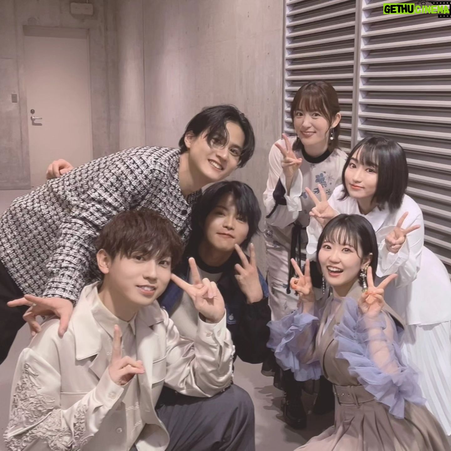 Nao Toyama Instagram - AnimeJapan2024 ありがとうございました!! これからが楽しみになるアニメ情報が盛り沢山でしたね!! 賑やかなこのお祭りの雰囲気が私は大好きです! バックヤードでも色々な方と会えて楽しかったな💮 この日の衣装はワンポーズでしたが、 実はステージにあわせてイヤリングを変えていました! 河森正治さんステージ→緑 SHY→白 合コンに行ったら女がいなかった話→黄 ゆるキャン△→青 どのステージも聞きたいこと話したいことがたくさんであっという間でした……! 明日はラジオもあるので、 そこでもいろいろお話ししていますのでぜひ🌟 これからも頑張るぞ~~!☺️ #AJ2024 #合コンアニメ #SHY_hero #ゆるキャン