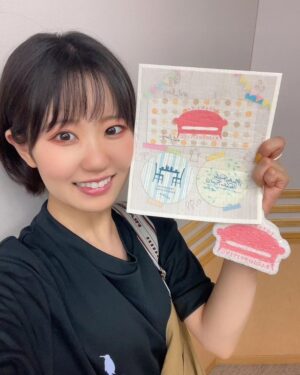 Nao Toyama Instagram - インスタではちょっとご無沙汰になってしまいました！

暑さも厳しい折、皆様元気でお過ごしでしょうか？？🌺

ーーーー

私がパーソナリティを務めておりますラジオ番組📻️

超A&G 
毎週月曜日23:00~
「東山奈央のラジオ@リビング」

番組【新グッズ】発売🛍️
＆
番組【初のイベント】開催決定✨

です！！！

グッズは、

●ドライTシャツ（黒・アーミーグリーン）
●エコふきん＆スポンジセット

となっております！
どちらもおしゃれで実用性も高いのでオススメ商品です😌

番組初のトークイベントは、
10/7（土）科学技術館サイエンスホールで開催です！

チケットのお申し込みも始まったばかり！！
リスナーさんも初めてのかたもぜひ気軽に遊びに来てくださいねっ💡

詳細は、
「東山奈央のラジオ@リビング」の公式エックス（！）をご覧ください！！👀