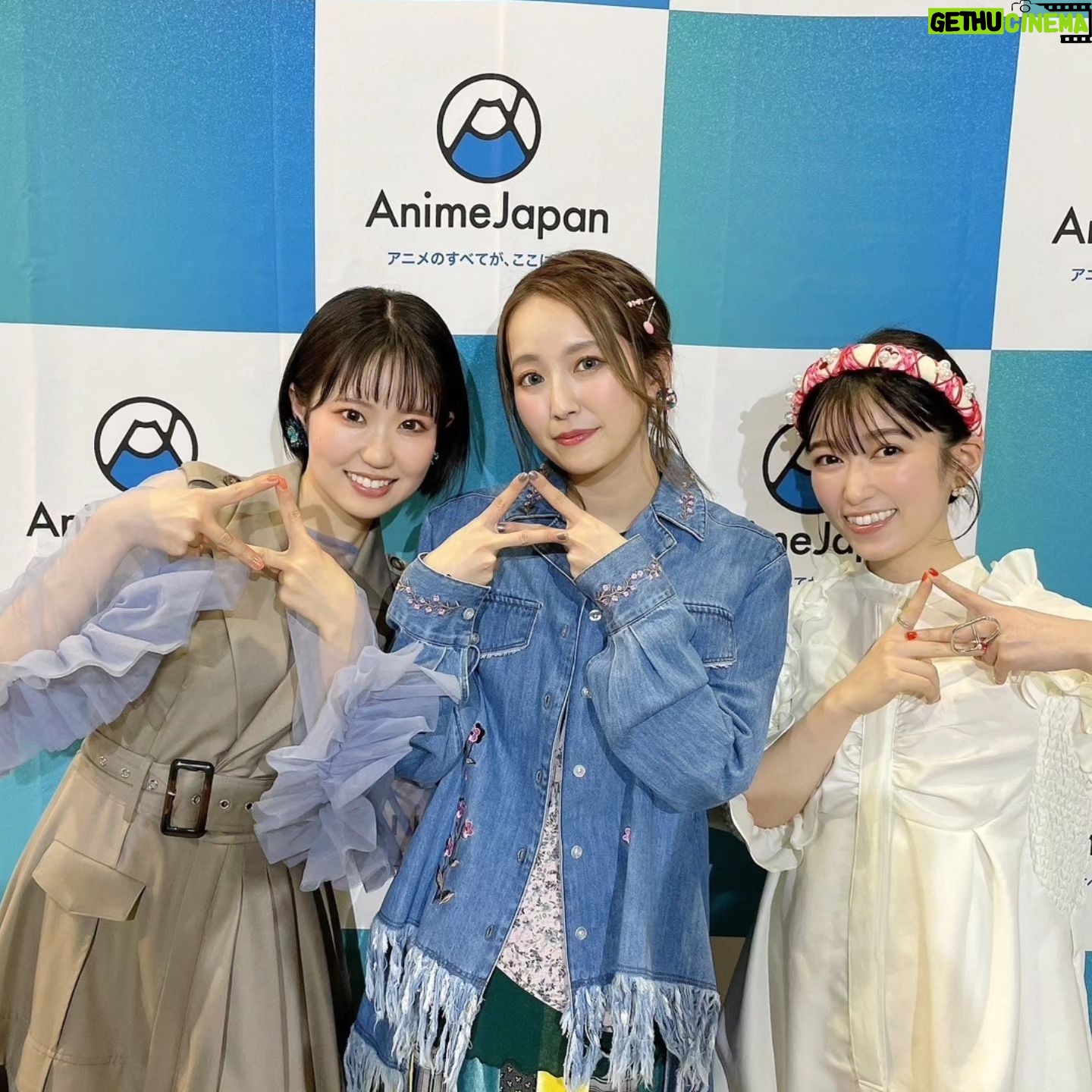 Nao Toyama Instagram - AnimeJapan2024 ありがとうございました!! これからが楽しみになるアニメ情報が盛り沢山でしたね!! 賑やかなこのお祭りの雰囲気が私は大好きです! バックヤードでも色々な方と会えて楽しかったな💮 この日の衣装はワンポーズでしたが、 実はステージにあわせてイヤリングを変えていました! 河森正治さんステージ→緑 SHY→白 合コンに行ったら女がいなかった話→黄 ゆるキャン△→青 どのステージも聞きたいこと話したいことがたくさんであっという間でした……! 明日はラジオもあるので、 そこでもいろいろお話ししていますのでぜひ🌟 これからも頑張るぞ~~!☺️ #AJ2024 #合コンアニメ #SHY_hero #ゆるキャン