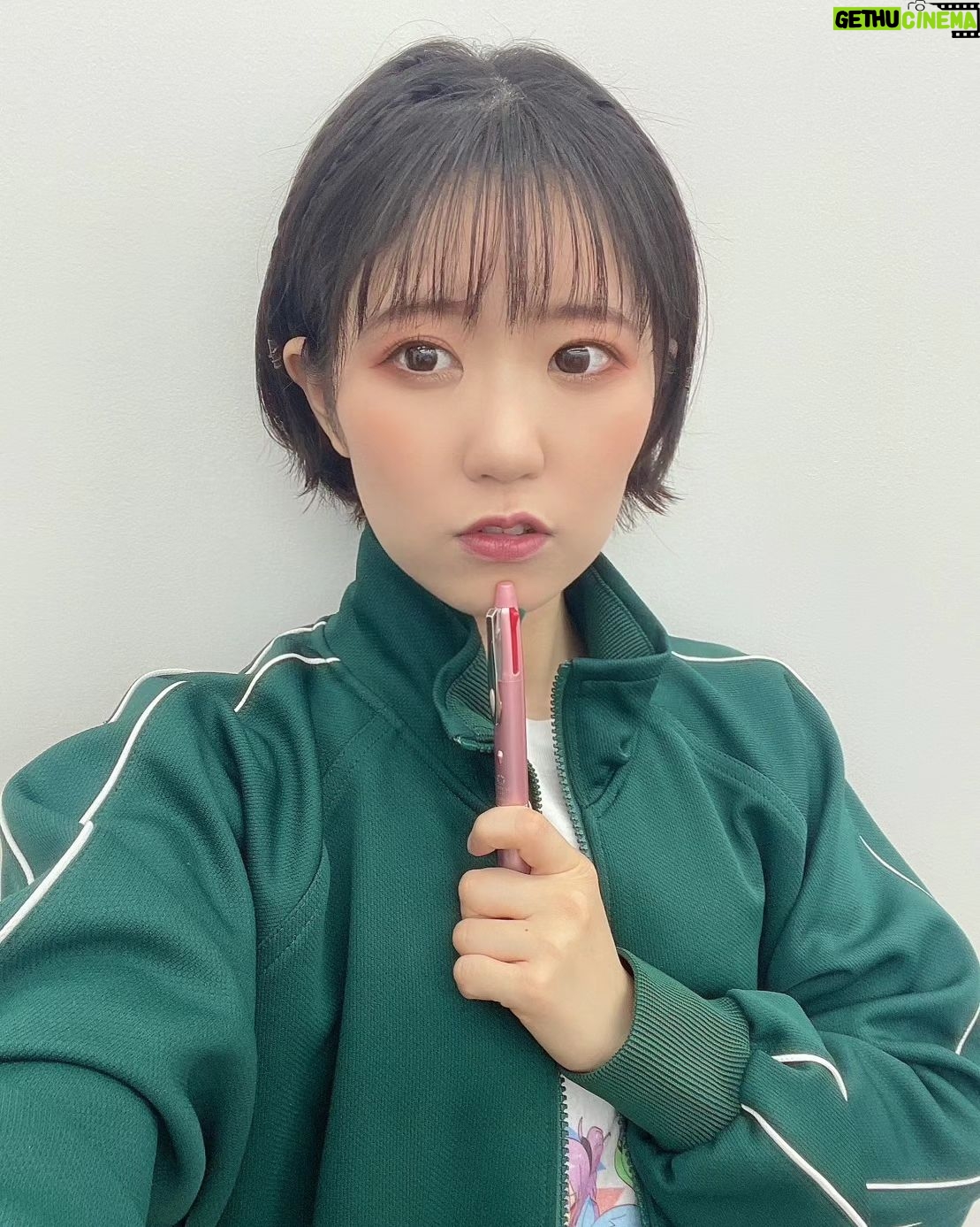 Nao Toyama Instagram - こんばんは~! 金夜いかがお過ごしですか~? すっかり毎日寒いですね❄️ (ジャージでペン持ったら学校っぽさがすごい!笑) 今夜20:00から! 公式Xでリスニングパーティーをやります😉 おうちからせーの!で再生して音楽を楽しむ企画です! サブスクでプレイリスト組んだのでチェックしてみてください! 公式Xで私もいろいろ呟きますっ💬 あなたのお気にいりの曲が見つかるといいなあ! お時間合う方はまたのちほどです🎶