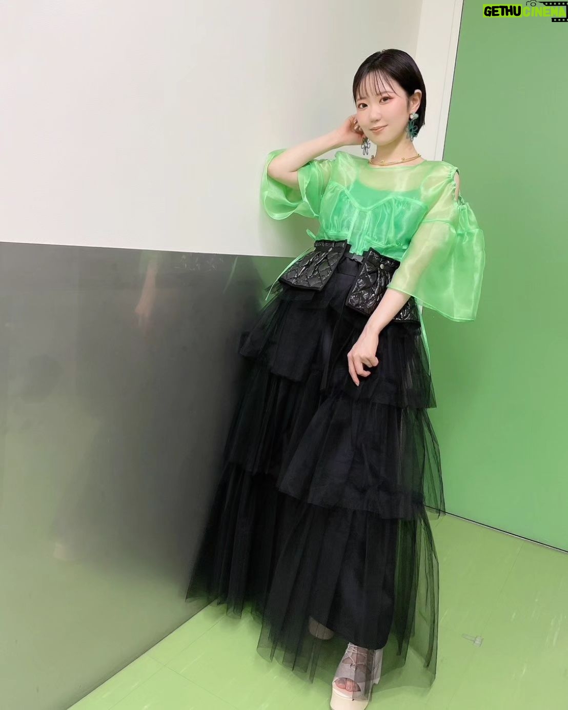 Nao Toyama Instagram - 昨日はワルキューレの応援上映会でした! 歌は愛……😌💚 レイナカラーのお衣裳! 腰に巻いているベルトみたいなのきゃわわでしたっ! イヤリングもおっきいお花で素敵だった…… そして…… 明日は私のワンマンライブ!!! まだまだ実感湧かないよ~ 実感湧かないのに緊張だけはしてる!笑 それも含めて楽しみます💞 明日はみんなが笑顔いっぱいで帰ってくれたらいいなぁ……! お越しくださる皆さんは気を付けて遊びに来てくださいね!
