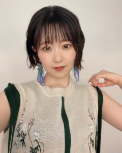 Nao Toyama Instagram - ちょっとお久しぶりです！ すっかり暑くなってきましたが皆さん元気に過ごされていますか？？ 私もエアコンを優しい温度でつけながら、体調に気を付けて日々がんばっています💡 本日発売のananさんに、 ワルキューレとしてのインタビューを掲載していただいているのでよかったら✅してみてくださいねっ！ 衣装の袖のヒモと大きなイヤリングが個性的で素敵でした……✨✨