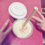 Nao Toyama Instagram - 今日はすんごーく寒いですね！！ そんな今日は、大好きなおばあちゃんのお家でお茶をしました！ スタバの期間限定のイチゴドリンクたちを買っていきました😍 おばあちゃんとても気に入ったそうです🍓 おばあちゃんはとても気遣い屋さんなので、 ドリンクのお返しをしないとと思ったのか、柿ピーとカルシウムせんべいを勧めてくれて！😂😂 スタバとの組み合わせがちょっと……笑 でもかわいすぎる……😂 ほんとおばあちゃん大好き😍 寒いけど心はぽかぽか！