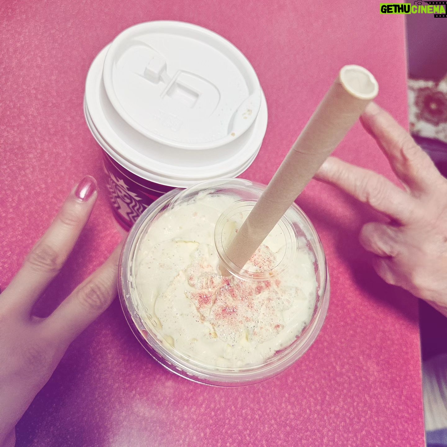 Nao Toyama Instagram - 今日はすんごーく寒いですね!! そんな今日は、大好きなおばあちゃんのお家でお茶をしました! スタバの期間限定のイチゴドリンクたちを買っていきました😍 おばあちゃんとても気に入ったそうです🍓 おばあちゃんはとても気遣い屋さんなので、 ドリンクのお返しをしないとと思ったのか、柿ピーとカルシウムせんべいを勧めてくれて!😂😂 スタバとの組み合わせがちょっと……笑 でもかわいすぎる……😂 ほんとおばあちゃん大好き😍 寒いけど心はぽかぽか!