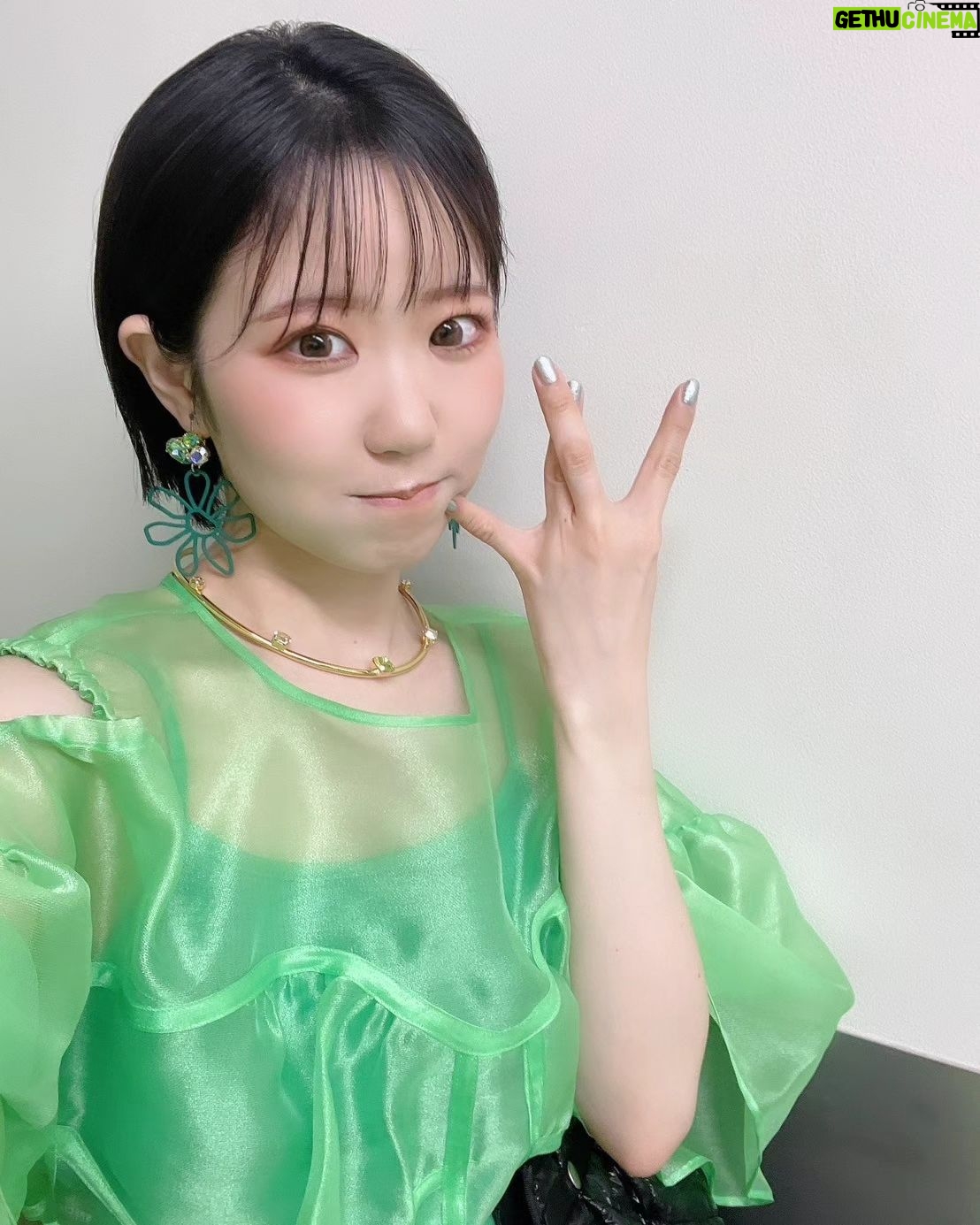 Nao Toyama Instagram - 昨日はワルキューレの応援上映会でした! 歌は愛……😌💚 レイナカラーのお衣裳! 腰に巻いているベルトみたいなのきゃわわでしたっ! イヤリングもおっきいお花で素敵だった…… そして…… 明日は私のワンマンライブ!!! まだまだ実感湧かないよ~ 実感湧かないのに緊張だけはしてる!笑 それも含めて楽しみます💞 明日はみんなが笑顔いっぱいで帰ってくれたらいいなぁ……! お越しくださる皆さんは気を付けて遊びに来てくださいね!