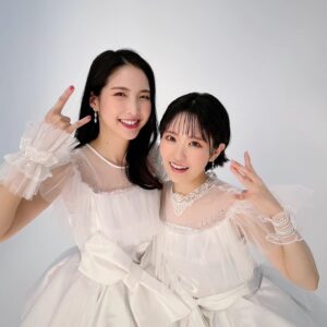 Nao Toyama Instagram - おはようございます～🌸

リスアニさんより、
「『マクロスΔ』ワルキューレ音楽大全」

本日発売です！

撮りおろし写真は、
ファイナルツアーの白衣裳で💐

相方ののぞみると写真撮れました📷️✨

ワルキューレの音楽を好きな方は、
きっと知りたいことがたくさん書かれてるはず……！

私も早く、早く読みたい……

皆様もぜひ！