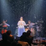 Nao Toyama Instagram – こんにちは～！

一枚目の写真は、前回の投稿とおんなじ構図の写真を選んでみました（笑）

……スタジオリハーサルから本番へ！！

そうです、昨日ビルボードライブ大阪でのアコースティックライブが終演いたしました🎹✨

お越しくださった皆様おおきにです😄

とても贅沢で耳が幸せなひとときでした。

アコースティックはいいぞぉ……。👼
ほんとに年１でやりたくなっちゃうくらいアコースティックの虜になっちゃいました。

今週末は横浜公演も頑張ります！！