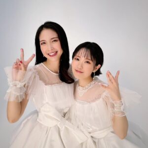 Nao Toyama Instagram - おはようございます～🌸

リスアニさんより、
「『マクロスΔ』ワルキューレ音楽大全」

本日発売です！

撮りおろし写真は、
ファイナルツアーの白衣裳で💐

相方ののぞみると写真撮れました📷️✨

ワルキューレの音楽を好きな方は、
きっと知りたいことがたくさん書かれてるはず……！

私も早く、早く読みたい……

皆様もぜひ！
