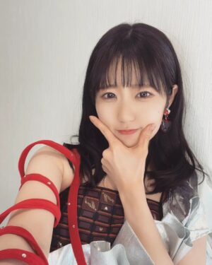 Nao Toyama Instagram - ＼ バレンタインですぜ！！／

この間のライブでは、

チョコ全開なお衣装を着させていただきました🍫✨

銀アルミを破いたチョコ！！！

を衣装で表現できるのがすごい…………！！！

私は今日、ライブを観に来てくれた諏訪彩花ちゃんが差し入れてくれたブラウニーを食べてバレンタイン気分を味わいました😌

今からでもご褒美チョコ、よかったらご自身にあげてくださいね☕
