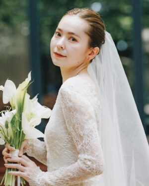 Naomi Lorraine Frank Instagram - .
.
ウェディングドレスは
@number5_n5 さんでレンタルしたよ👰

@hiramatsuwedding_aso は
ドレス持ち込み自由だったから
10軒くらいドレスショップまわって試着して、

この繊細なレースに一目惚れしました🤍

ロングスリーブにしたいとかは
考えてなかったんだけど
着たらもうこれだー！ってなったな〜☺️

ベールはメルカリで @thetreatdressing の250cmの
ロングベールを買って、
私には長すぎると思ったから
このドレスの長さに合う好みの長さに切りました！

ちなみに良くんとは
ファーストミートまでドレス内緒にして、
色んな友達や家族に着いてきてもらって
たっっくさん試着しまくった‼︎笑
心の底からみんなに感謝🥺✨✨

@takumihonda_stylist さんに
間に入ってもらって、私の着るドレスを伝えてたから
当日2人の雰囲気マッチしまくりやったよ😍
たくさんも本当にありがとうございました🙇‍♀️

内緒にしたおがけか？笑
ヒールの音が聞こえ始めた瞬間から
ファーストミート良くん号泣してくれたから…笑
内緒にするのオススメ🤫🤍
.
.
#number5#weddingdress #ristoranteaso#wedding#divineatelier #ナンバー5#ウェディングドレス#リストランテaso#フランク家結婚式