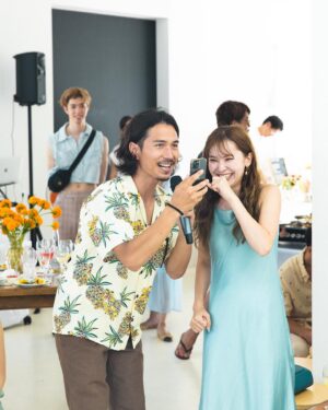 Naomi Lorraine Frank Instagram - .
.
夫婦2人で参列させてもらえた
@shidamizuki ちゃんの結婚式🕊🤍

前々からお互いに似てる部分が
すごく多いなーと感じてたんだけど、改めて結婚式で選ぶドレスの感じ、
旦那さん同士の選ぶ服の雰囲気、趣味、
全てが似すぎてて
これから家族同士で仲良くするのが楽しみだよ🤍🤍

サプライズインタビューはびっくりしたけど
ちゃんと答えれてたかな？笑

📸　@kaikiyamanaka 
.
.
#happywedding #wedding #結婚式