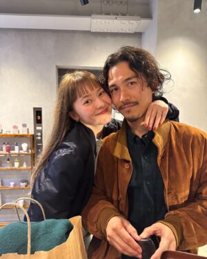 Naomi Lorraine Frank Instagram - .
.
気づいたら全くインスタ更新してなかった🤓笑

夫婦でお世話になってる
@unami_kinu さんに
今年最後のヘアメンテナンスしてもらって、
その場の勢いとノリで
オン眉にしてもったんだけどさ

え、どうしよ、

オン眉めっちゃいいやん。ハマった。笑
良くんも好きと言ってくれたので
しばらくオン眉だな🤍

そしてカラーも安定の綺麗すぎる🫶🏻

いつもありがとうございます🙇‍♀️
.
.
#美容室#美容院#吉祥寺#unami吉祥寺#unami#unamikichijoji #オン眉#相変わらずのすっぴん#オン眉はメイクした方がいいね#と思いつつすっぴんしてしまう#メイクがんばろ笑