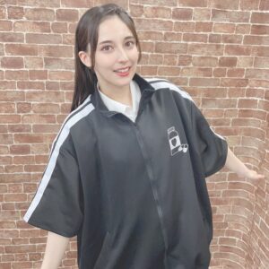 Naomi Payton Instagram - ♡
・
「ペイトン倶楽部」ありがとうございましたっ！

次回の放送は
🌸8/29(火) 20:00～🌸

大好きな推しの誕生日直前ﾈｷﾞ( y˘ω˘ )yﾈｷﾞ

#声優 #03 #ジャージ #ジャージコーデ #アウター #アウターコーデ #ヘアアレンジ #前髪アレンジ #私服 #ゲーム実況 #ニコ生