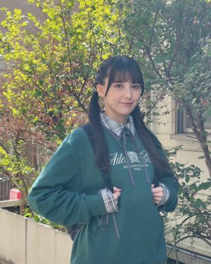 Naomi Payton Instagram - ୨୧

Febriさん連載
 #並行多元ヒロインズ 第10回🧹

今回のテーマは「上京ヒロイン」
上京した経験がある方に寄り添えたらいいな🥰

今回はお天気がとってもよくて！
春ー！お散歩日和〜！！☀️
るんるんだった(˶ˊᵕˋ˵)

そしてぬいぐるみのハリネズミちゃんとわんちゃんと一緒に撮影🦔🐶
それぞれにお名前つけた！

お洋服もかわいくて💚
緑のトレーナーとチェック柄のシャツがお気に入り！

インタビューでは一人暮らしの掃除大変だー💦とか
お母ちゃんエピソードとか
色んなお話をしています！

ぜひチェックしてくださいねっ🌸

#Febri さん
#03 #声優 #トレーナー #シャツ #スカート #ブーツ #ツインテール