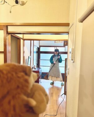 Naomi Payton Instagram - ୨୧

Febriさん連載
 #並行多元ヒロインズ 第10回🧹

今回のテーマは「上京ヒロイン」
上京した経験がある方に寄り添えたらいいな🥰

今回はお天気がとってもよくて！
春ー！お散歩日和〜！！☀️
るんるんだった(˶ˊᵕˋ˵)

そしてぬいぐるみのハリネズミちゃんとわんちゃんと一緒に撮影🦔🐶
それぞれにお名前つけた！

お洋服もかわいくて💚
緑のトレーナーとチェック柄のシャツがお気に入り！

インタビューでは一人暮らしの掃除大変だー💦とか
お母ちゃんエピソードとか
色んなお話をしています！

ぜひチェックしてくださいねっ🌸

#Febri さん
#03 #声優 #トレーナー #シャツ #スカート #ブーツ #ツインテール