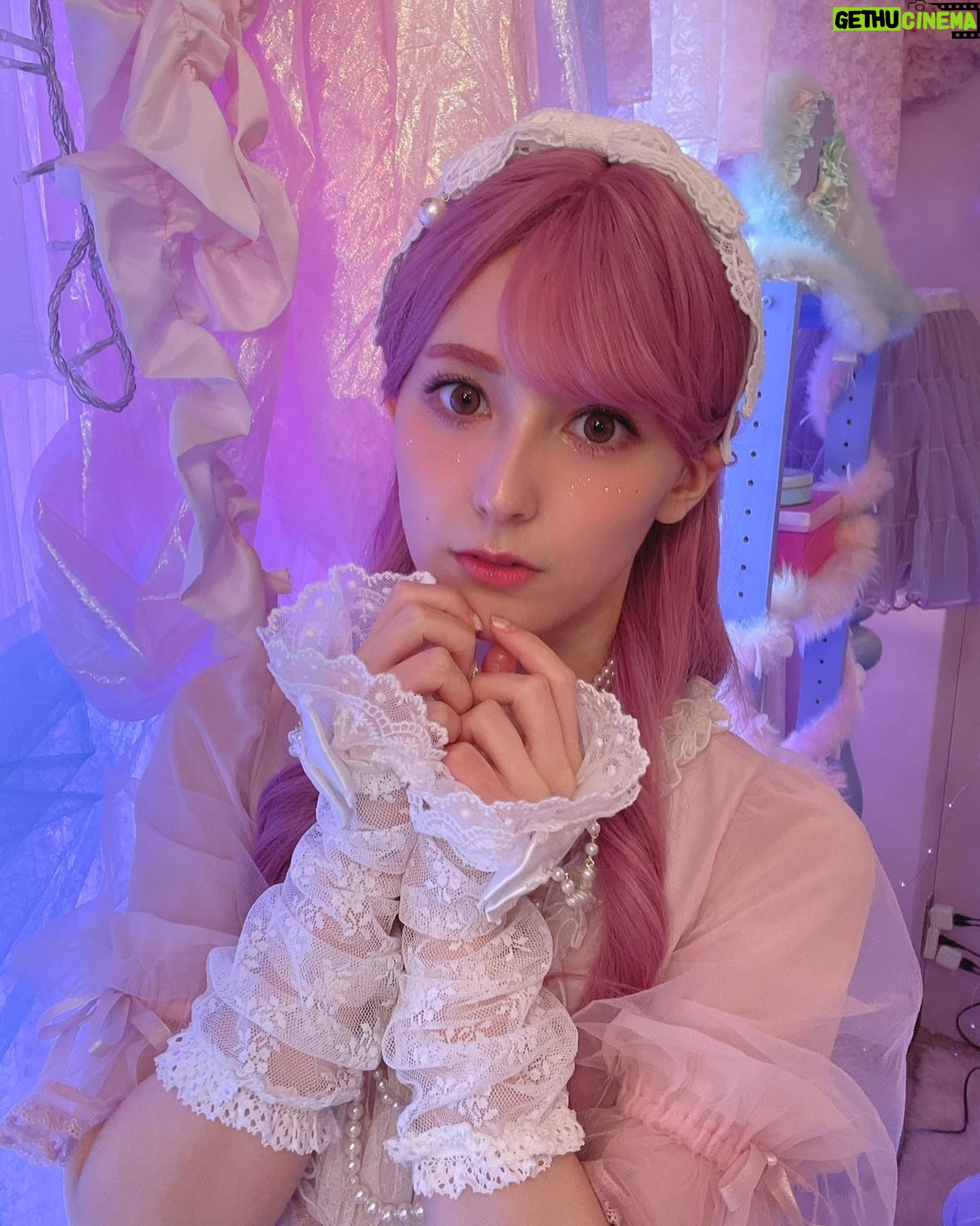Naomi Payton - 10K Likes - ୨୧
Febriさん連載
#並行多元ヒロインズ 第9回
今回は「ピンク髪の女の子」がテーマ💓
人生初ウィッグ
人生初カラコン
人生初をふたつも経験させていただきました!
今まで髪の毛を染めたことがないので、ピンク髪の自分の姿を鏡で見る度に「これが……わたし?」ってなった笑
ピンク髪かわいくて憧れてたから嬉しかったなぁ
大好きなピンク髪のキャラクター
ピンク色への愛とこだわりなどなど
インタビューもお写真も盛りだくさんです!
ぜひチェックしてくださいっ🫶🏻
「ピンク髪に挑戦したい!」という私の夢を叶えてくださり、本当にありがとうございました!
お洋服 ❥ @angelicpretty_official
#03 #声優 #ピンク髪 #ピンク #カラコン #ピンクカラコン #ゆめかわいい #ゆめかわ #かわいいもの #ピンク系統 #kawaii