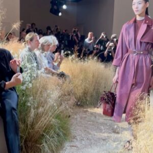 Naomi J. Ogawa Instagram - What a beautiful show! Thank you for having me 🐎 @hermes @pinnaclepruk #parisfashionweek
📸 @cedricterrell
Hair: @themanestyle