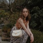 Naomi J. Ogawa Instagram - Just a casual Zen garden stroll with @loropiana 🤎 #loropiana #loropianaghierabag #inpartnershipwithloropiana