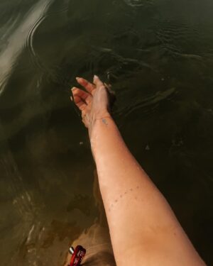 Naomi J. Ogawa Instagram - Lionsgate portal is open today! Best day to manifest 🤍 spent the morning in the freezing cold water reflecting on life and putting out my desires into the universe! So freeing!! 🙌🏻