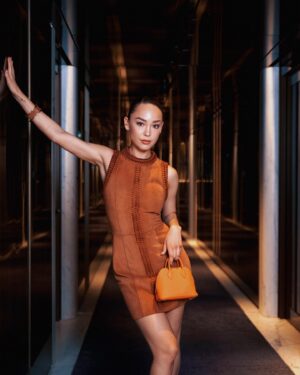 Naomi J. Ogawa Instagram - What a beautiful show! Thank you for having me 🐎 @hermes @pinnaclepruk #parisfashionweek
📸 @cedricterrell
Hair: @themanestyle