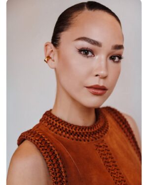 Naomi J. Ogawa Instagram - What a beautiful show! Thank you for having me 🐎 @hermes @pinnaclepruk #parisfashionweek
📸 @cedricterrell
Hair: @themanestyle