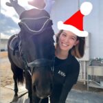 Naomi Trauden Instagram - Merry Christmas 🎄⭐️🎅 スタッフさん手作りのトナカイイヤーネットをつけたぺぺが可愛すぎた🤤ぺぺと一緒の幸せなクリスマスイブ♡ よくみたらぺぺ、ウィンクしてた笑 みんなにいいことありますように😉💫