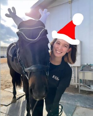 Naomi Trauden Instagram - Merry Christmas 🎄⭐️🎅

スタッフさん手作りのトナカイイヤーネットをつけたぺぺが可愛すぎた🤤ぺぺと一緒の幸せなクリスマスイブ♡

よくみたらぺぺ、ウィンクしてた笑
みんなにいいことありますように😉💫