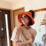 Naomi Trauden Instagram - このあいだ実家帰ったら、パパとママが行ったチェジュ島旅行のお土産があった🍊 可愛くてかぶって遊んでたらパパが笑って写真取ってくれたの笑　ママとパパがこれかぶってるの想像すると可愛いね😂😂😂