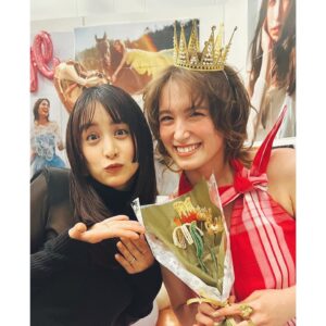 Naomi Trauden Instagram - cancam6月号、卒業号みんなみてくれた？✨

ラストシュートには大好きな先輩、山本美月ちゃんが駆けつけてくれました！もうびっくりだし、会えたの嬉しいし、スタッフさん達もほんとにたくさん集まってくれたし、素敵なお見送り会場も作ってくださってたしで、もう涙が止まりませんでした！笑

みーちゃんパイセンは、番組とかで会った時も「最近どう？楽しくやってる？」と気にかけてくれる心強くて優しい先輩です🌼