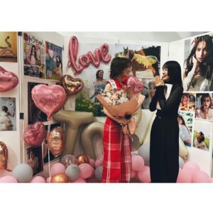 Naomi Trauden Instagram - cancam6月号、卒業号みんなみてくれた？✨

ラストシュートには大好きな先輩、山本美月ちゃんが駆けつけてくれました！もうびっくりだし、会えたの嬉しいし、スタッフさん達もほんとにたくさん集まってくれたし、素敵なお見送り会場も作ってくださってたしで、もう涙が止まりませんでした！笑

みーちゃんパイセンは、番組とかで会った時も「最近どう？楽しくやってる？」と気にかけてくれる心強くて優しい先輩です🌼
