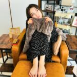 Naomi Trauden Instagram - ねいる♡ カラフル春らしく🌼 でも、びっくりするくらい靴下のあとついとるやーん🤣