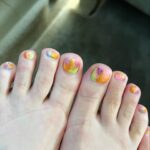 Naomi Trauden Instagram - ねいる♡ カラフル春らしく🌼 でも、びっくりするくらい靴下のあとついとるやーん🤣
