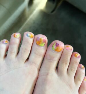 Naomi Trauden Instagram - ねいる♡

カラフル春らしく🌼
でも、びっくりするくらい靴下のあとついとるやーん🤣