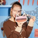 Naomi Trauden Instagram - 原宿のCoachtopiaポップアップストアに行ってきました🦄 レザーバッグの生産過程で生まれる切れ端や、平に開いてたくさん運ぶことでco2を減らせるバッグなど、地球思いで循環型のものづくりが徹底されたアイテムがたくさん！ 全てのアイテムにその製品が何度目の命なのか追跡できるデジタルパスポートがついていて、今後何十年もリサイクルされることが想定されているんだって。だから作られる時にすでに、リサイクルしやすい作りになっているそう。デジタルパスポートで何度目の命か分かるのも前はどんなものだったか思いを巡らせることができて素敵ですよね🍒 910/22までの期間限定オープンなので、みんな足を運んでみてね〜💜インタビュー記事は @numerotokyo で読めます！ #Coachtopia #コーチトピア