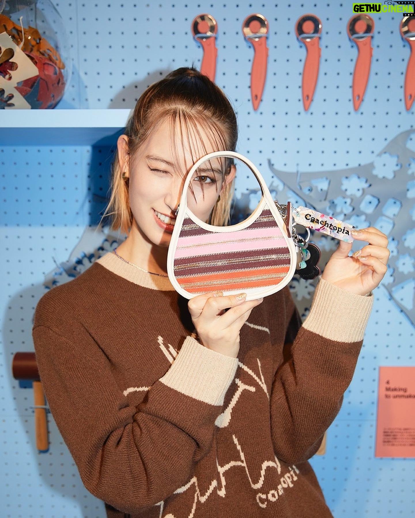 Naomi Trauden Instagram - 原宿のCoachtopiaポップアップストアに行ってきました🦄 レザーバッグの生産過程で生まれる切れ端や、平に開いてたくさん運ぶことでco2を減らせるバッグなど、地球思いで循環型のものづくりが徹底されたアイテムがたくさん! 全てのアイテムにその製品が何度目の命なのか追跡できるデジタルパスポートがついていて、今後何十年もリサイクルされることが想定されているんだって。だから作られる時にすでに、リサイクルしやすい作りになっているそう。デジタルパスポートで何度目の命か分かるのも前はどんなものだったか思いを巡らせることができて素敵ですよね🍒 910/22までの期間限定オープンなので、みんな足を運んでみてね〜💜インタビュー記事は @numerotokyo で読めます! #Coachtopia #コーチトピア