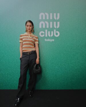 Naomi Trauden Instagram - 日本初開催の Miu Miu Club に行ってきました☺︎

女性たちが互いに支え合い助け合うことを目的としたこのイベント、日本初開催の今回は能にスポットライトが当てられました。

小学生以来のお能は、想像力を掻き立てられ興味深かったです。まだまだ知らない世界なので、また観に行ってみたいです！青山店には能面も展示されていました。直近で見られることなんてないから、まじまじ見ちゃった。

あと、今回のタイツ見せルックがとても好みだった🫶
プライベートでもやりたいなー！

#MiuMiu
#MIUMIUCLUBTOKYO
#PR
