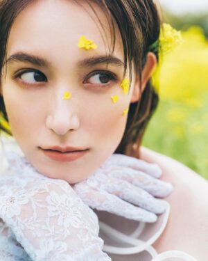 Naomi Trauden Instagram - 明日はいよいよ、私のCanCam卒業号の発売日です🌼

幸せな11年間の思い出がたくさん詰まった内容になっています！仲間たちと作り上げてきた写真たちは全部宝物。
卒業ページでも編集部のみんなの愛をたくさん感じて、卒業はやまったかなぁ、と思ったり。でも、みんなにトラはcancamのOGなんだよ！って誇ってもらえるように、これからもたくさんたくさん頑張ります！そうやってみんなに恩返ししていけたらいいなぁ。

想いの詰まった6月号、皆様ぜひ、買ってね