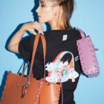 Naomi Trauden Instagram - 原宿のCoachtopiaポップアップストアに行ってきました🦄 レザーバッグの生産過程で生まれる切れ端や、平に開いてたくさん運ぶことでco2を減らせるバッグなど、地球思いで循環型のものづくりが徹底されたアイテムがたくさん！ 全てのアイテムにその製品が何度目の命なのか追跡できるデジタルパスポートがついていて、今後何十年もリサイクルされることが想定されているんだって。だから作られる時にすでに、リサイクルしやすい作りになっているそう。デジタルパスポートで何度目の命か分かるのも前はどんなものだったか思いを巡らせることができて素敵ですよね🍒 910/22までの期間限定オープンなので、みんな足を運んでみてね〜💜インタビュー記事は @numerotokyo で読めます！ #Coachtopia #コーチトピア