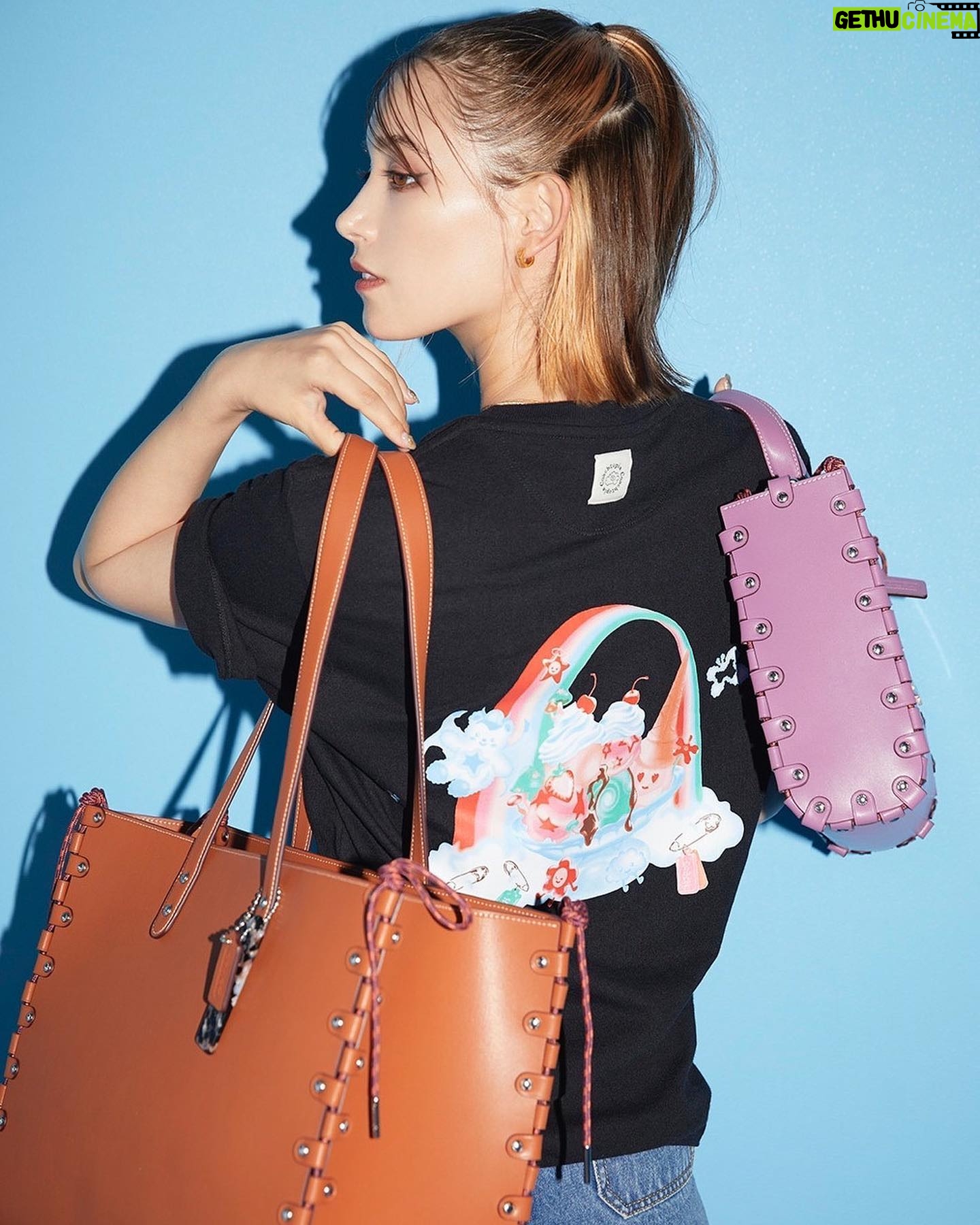Naomi Trauden Instagram - 原宿のCoachtopiaポップアップストアに行ってきました🦄 レザーバッグの生産過程で生まれる切れ端や、平に開いてたくさん運ぶことでco2を減らせるバッグなど、地球思いで循環型のものづくりが徹底されたアイテムがたくさん! 全てのアイテムにその製品が何度目の命なのか追跡できるデジタルパスポートがついていて、今後何十年もリサイクルされることが想定されているんだって。だから作られる時にすでに、リサイクルしやすい作りになっているそう。デジタルパスポートで何度目の命か分かるのも前はどんなものだったか思いを巡らせることができて素敵ですよね🍒 910/22までの期間限定オープンなので、みんな足を運んでみてね〜💜インタビュー記事は @numerotokyo で読めます! #Coachtopia #コーチトピア