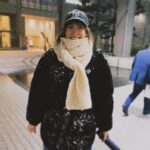 Naomi Trauden Instagram - 昨日の雪まみれの人。 傘はさそうと思ったのだけど、風が強かったので結局ささず。マネージャーさんと合流してびっくりされました。なんだか雪にワクワクしちゃって、この笑顔でずっと歩いてた。(ちょっとこわい。笑) 今年の冬は暖かい日が多かったけど、ようやくマフラーの出番でしたね。何年か前に母が編んでくれたもの。かわいいでしょ。